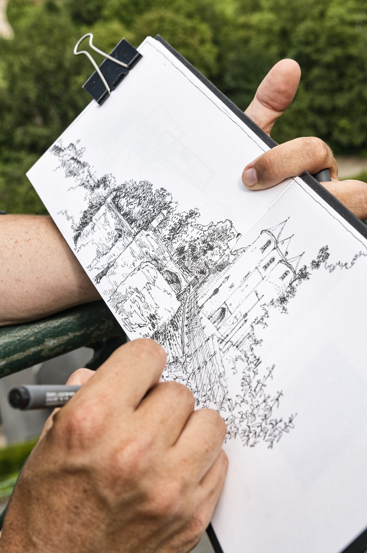Arnaud de Meyer dessine une partie de la ville de Luxembourg sur son carnet de croquis.
