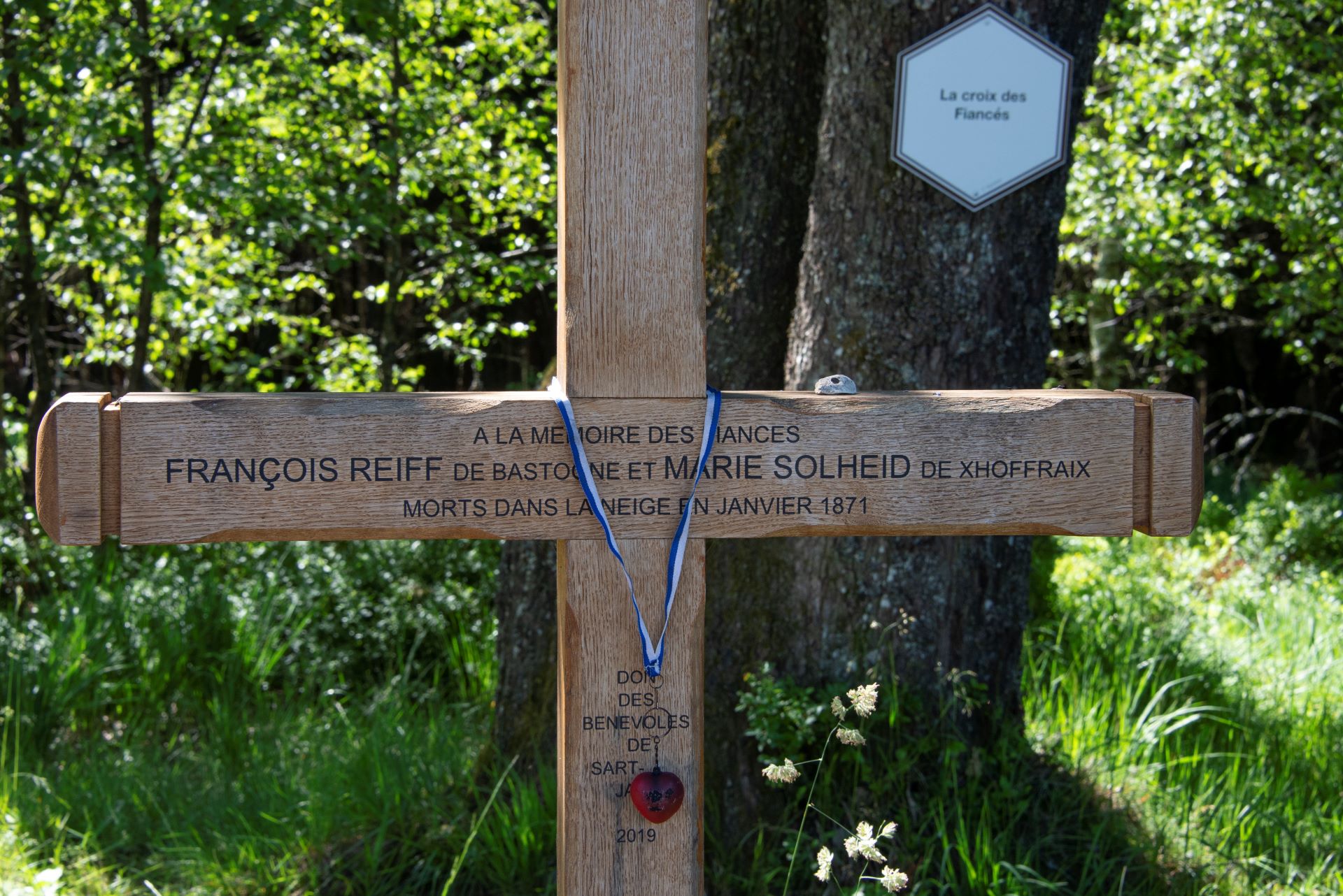 Au centre se trouve une croix portant les noms du célèbre personnage historique François Reiff. Il est situé entre les arbres.