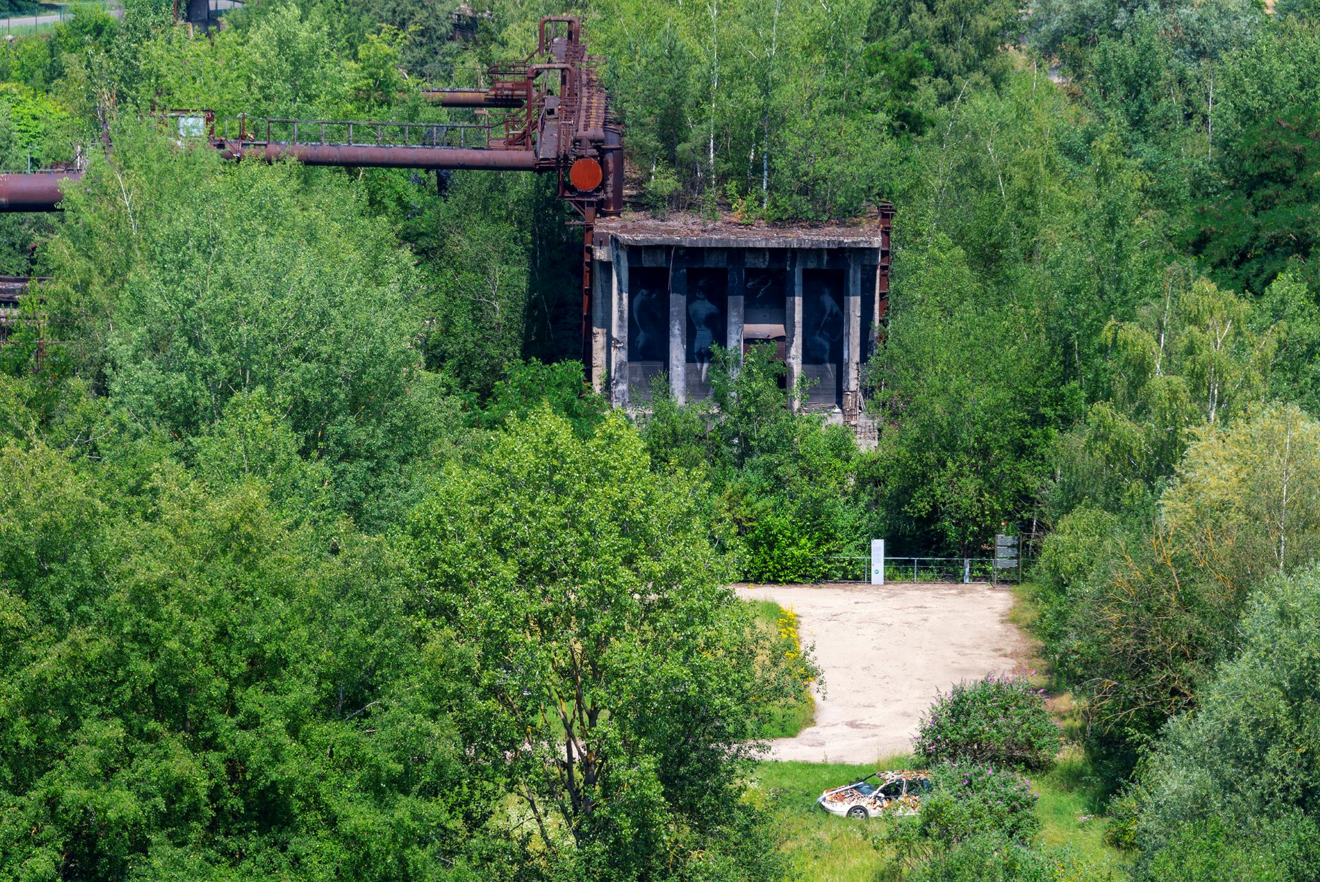 Des ruines industrielles sont visibles au milieu de Grüne.