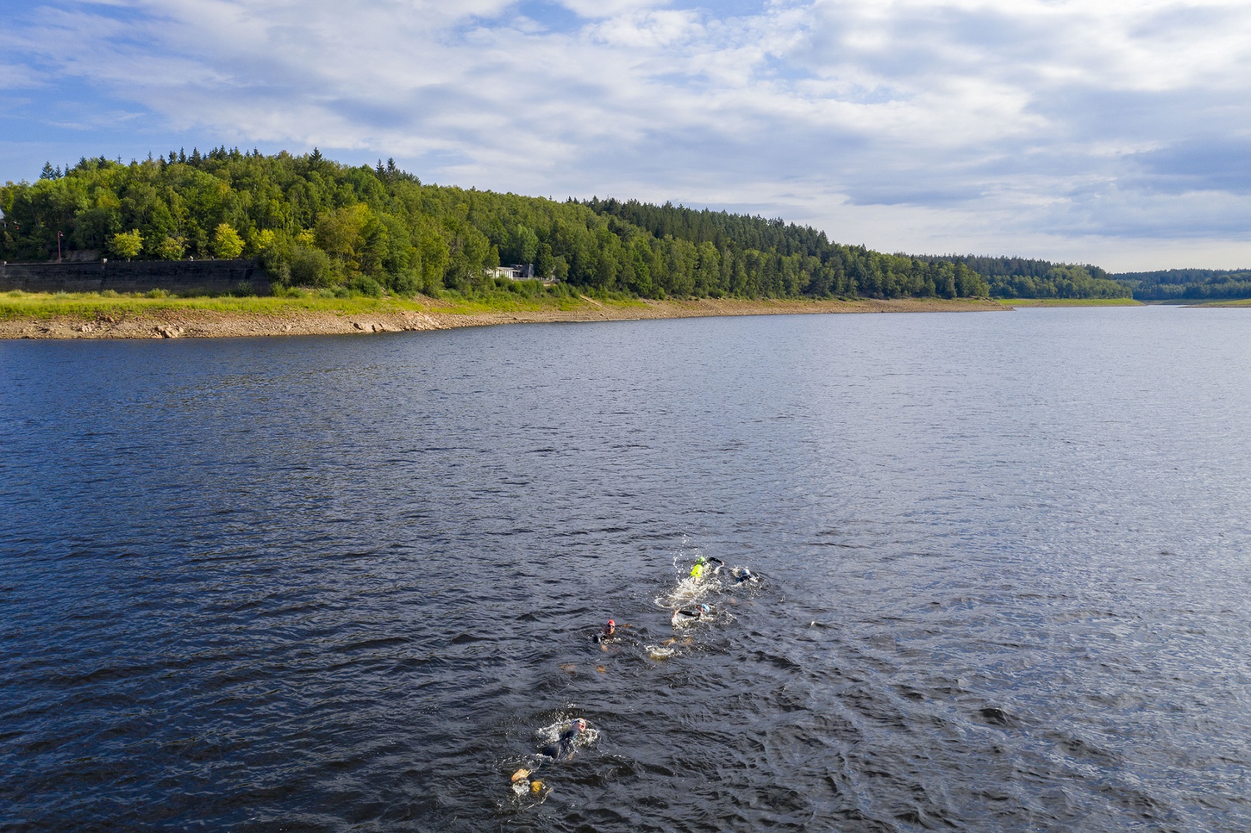 La photo montre les triathlètes lors d'un entraînement de natation à la Weserthalsperre.
