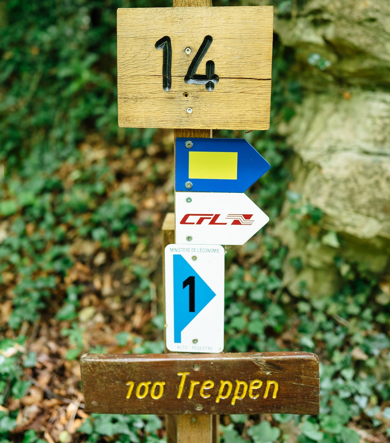 Panneau de signalisation, y compris le panneau de signalisation des 100 escaliers