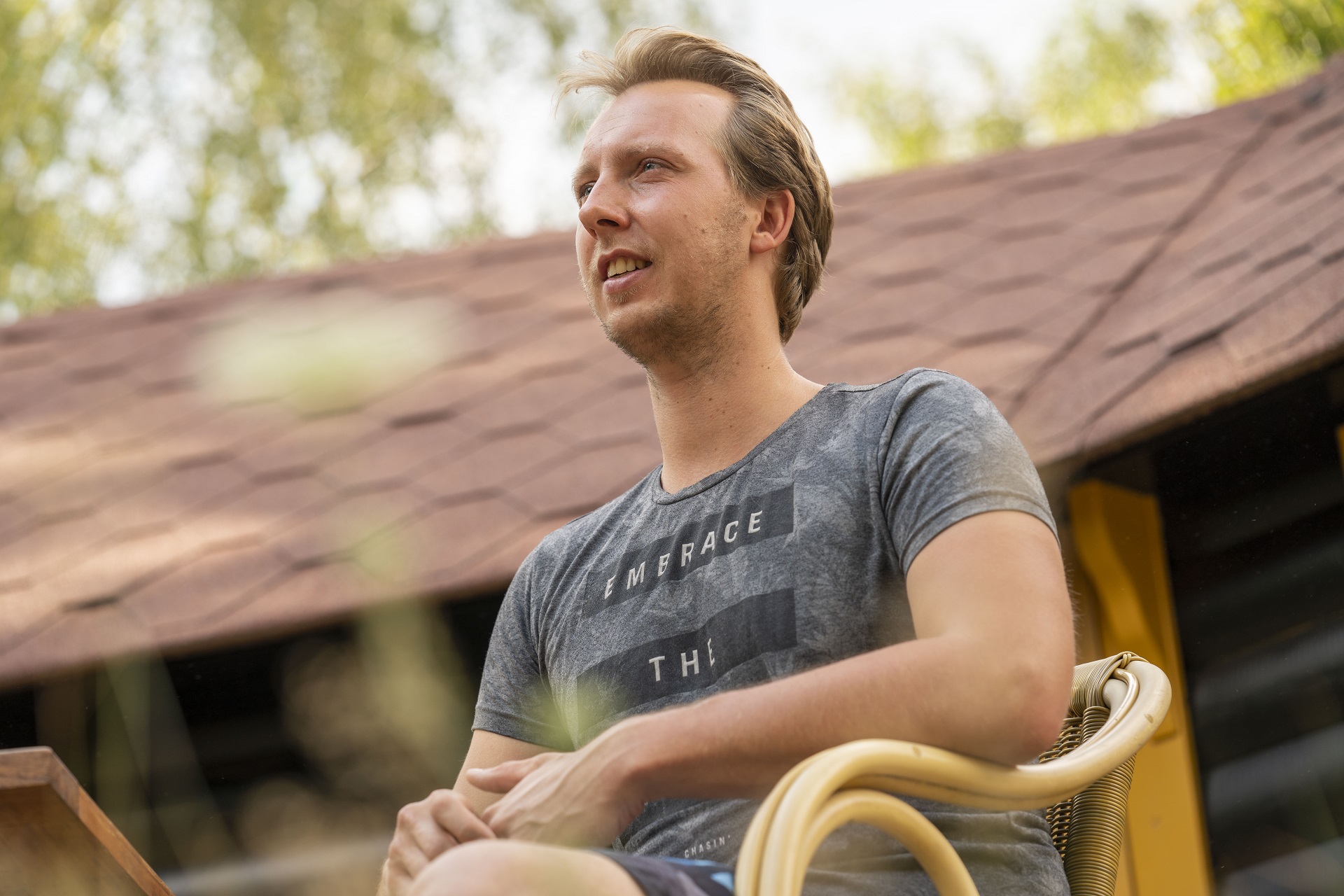Gidi van de Belt, cofondatrice du camping Girtenmühle, est assise sur une chaise et regarde au loin.