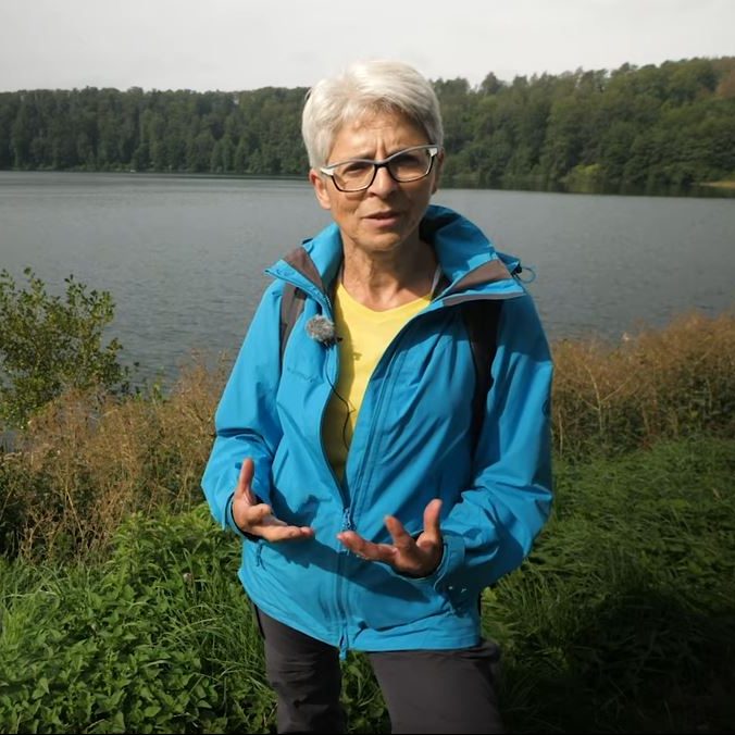 Irène Sartoris, guide du Geopark, devant un maar.