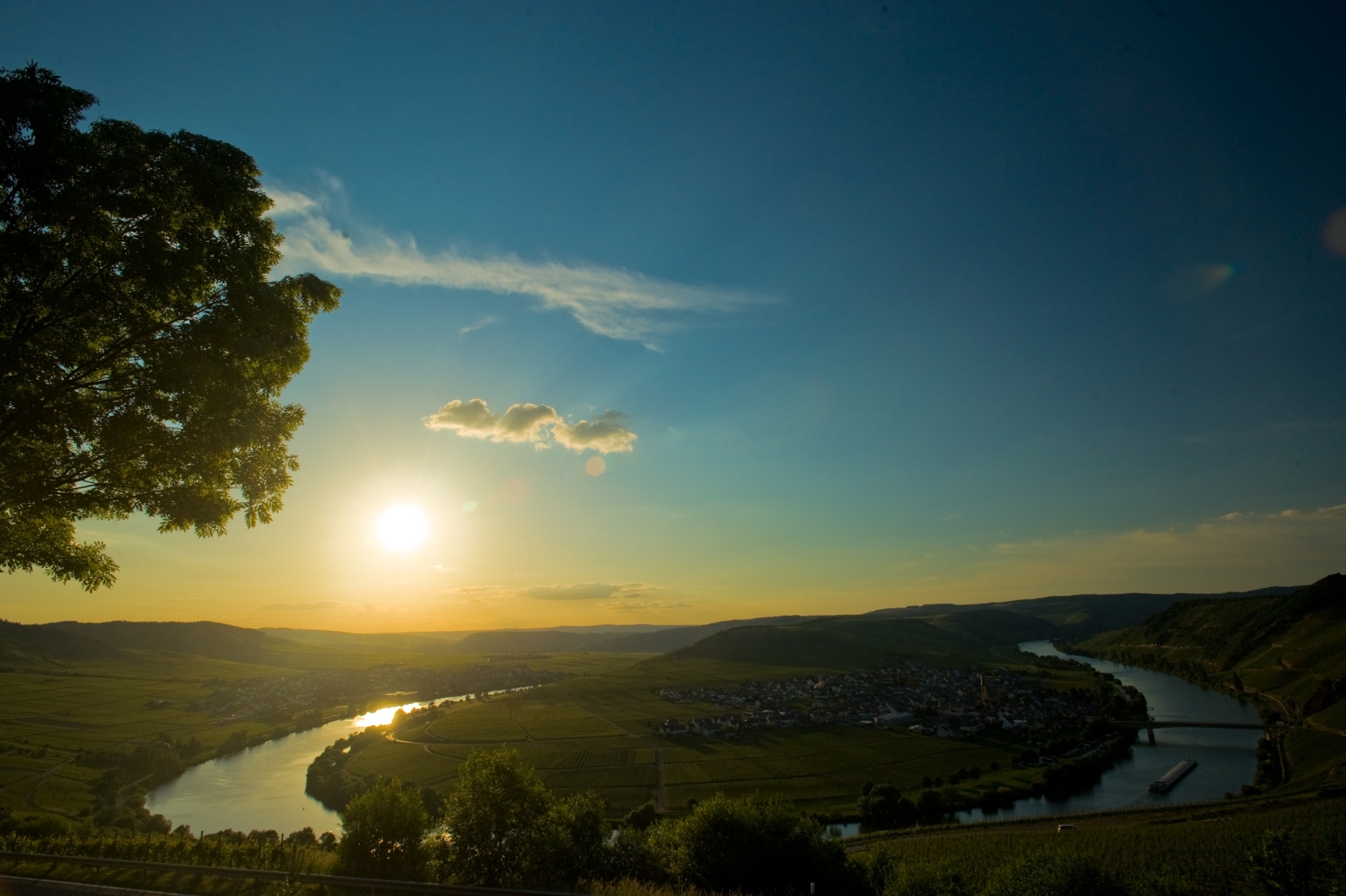 Le soleil du soir est bas sur la boucle de la Moselle près de Leiwen.