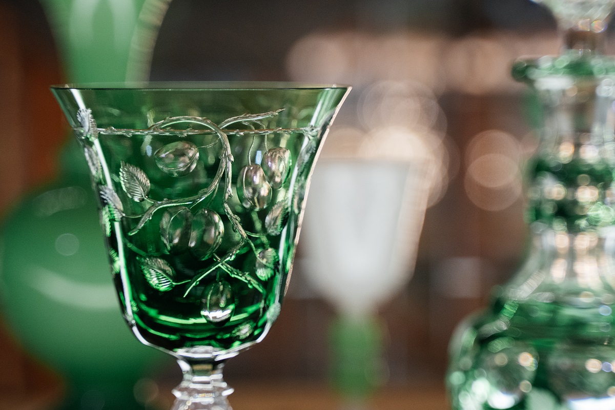Gros plan d'un gobelet à boire en verre vert avec éléments décoratifs