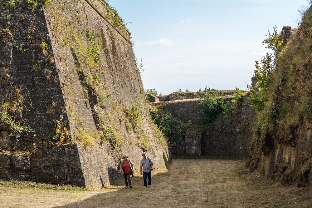 Les deux visiteurs se déplacent librement sur les chemins à l'intérieur du complexe de la forteresse.
