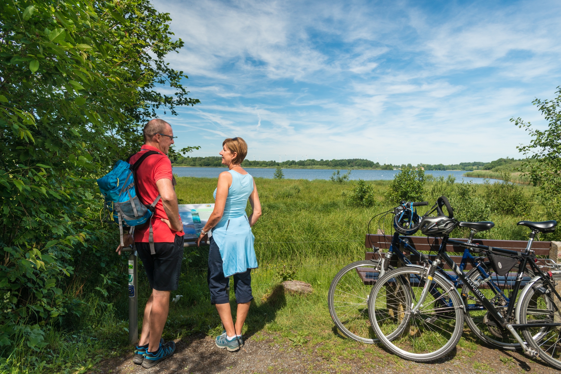 Un couple de cyclistes profite de la vue pendant une pause à l'étang Dreifelder Weiher.