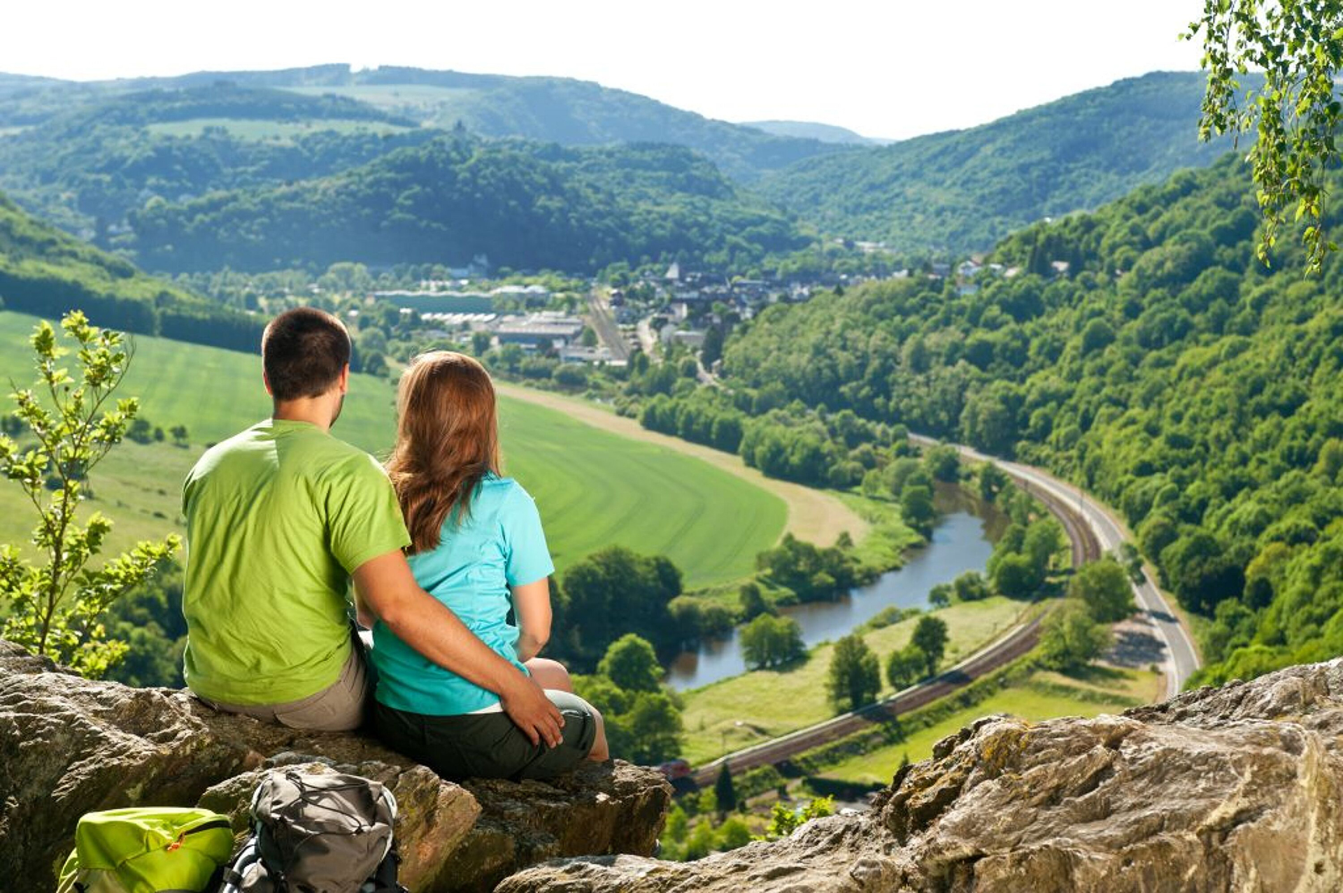 Un couple fait une pause après une randonnée et regarde la vallée de la Lahn près de Nassau depuis la colline de Hohe Ley.