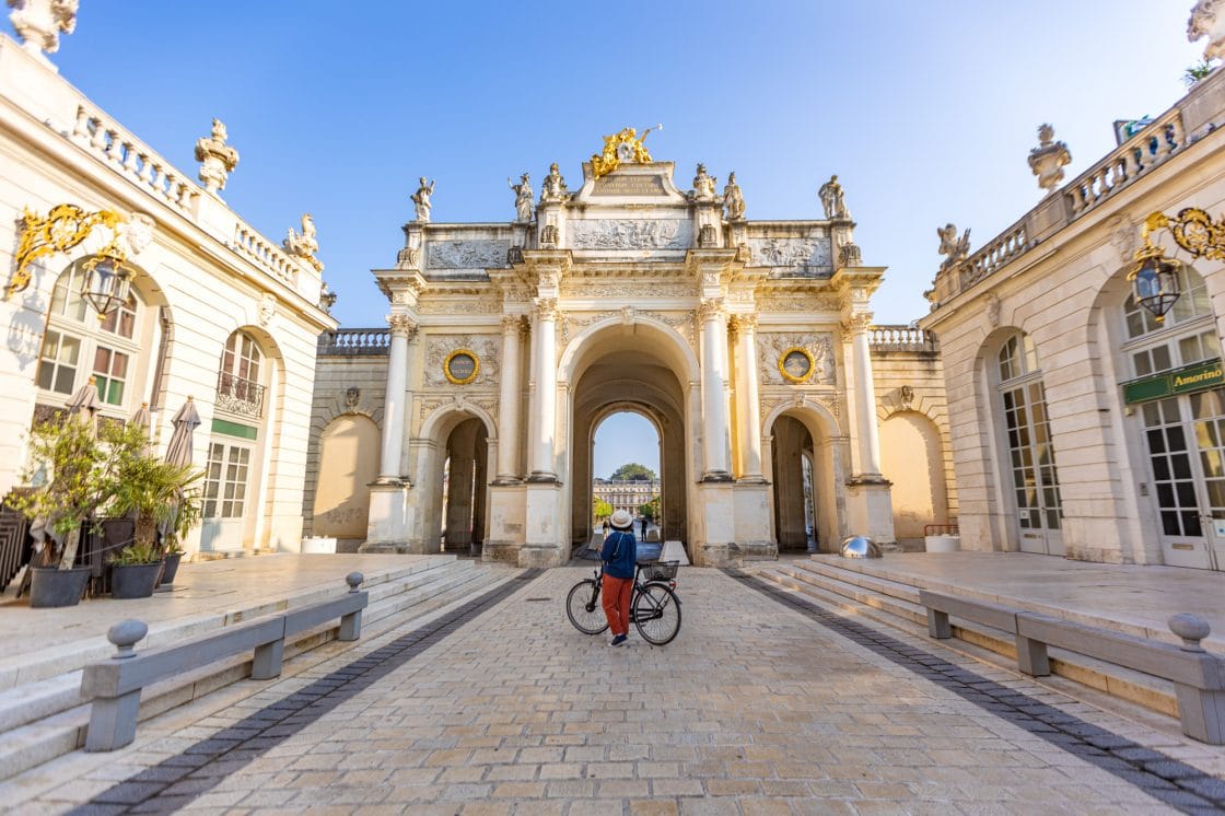 Claudia avec un vélo dans la ville de Nancy
