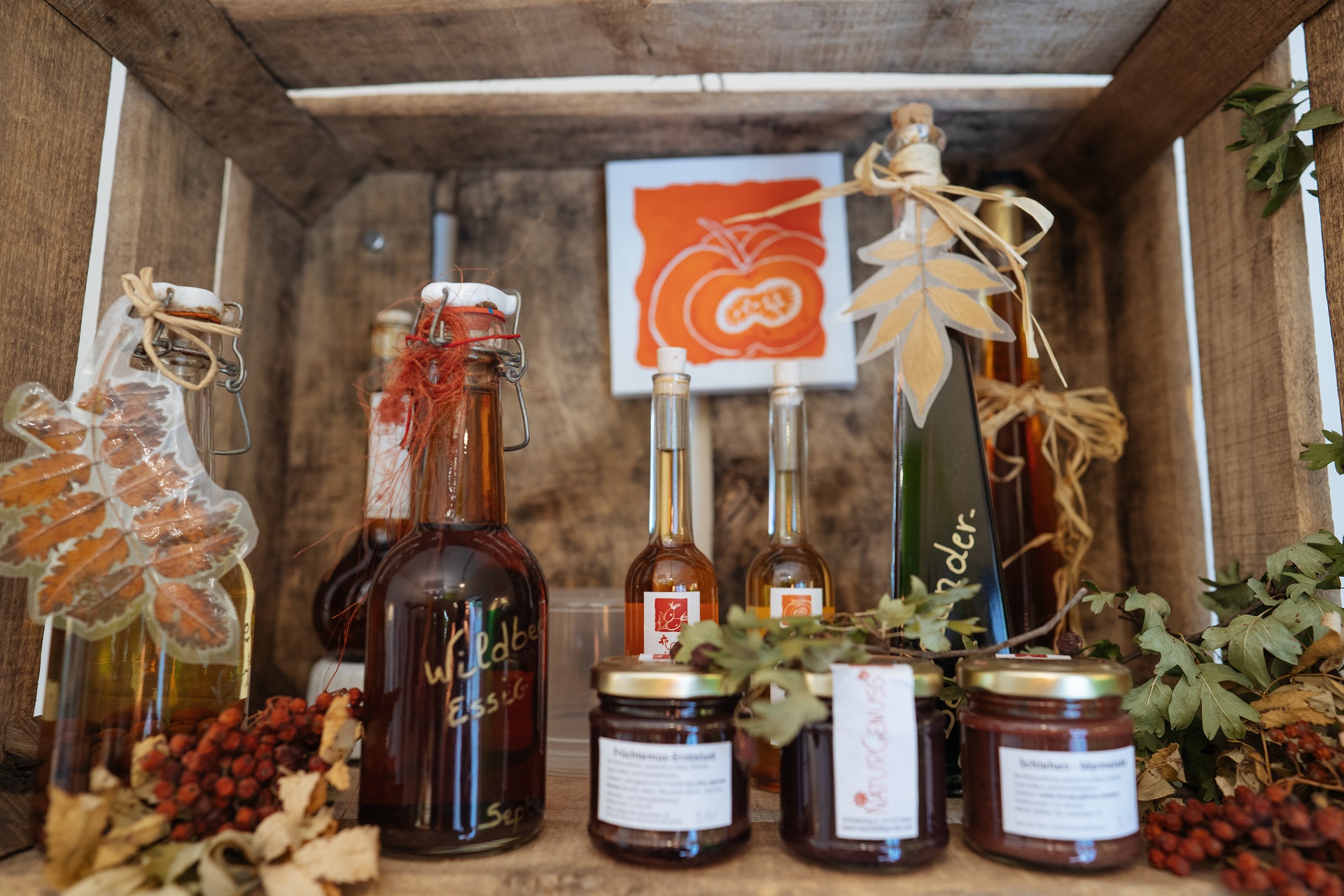 Verschiedene Seifen, Öle, Essenzen und Marmeladen, die von Karin Laschet selbstständig produziert wurden. Sie werden in Gläsern aufbewahrt.