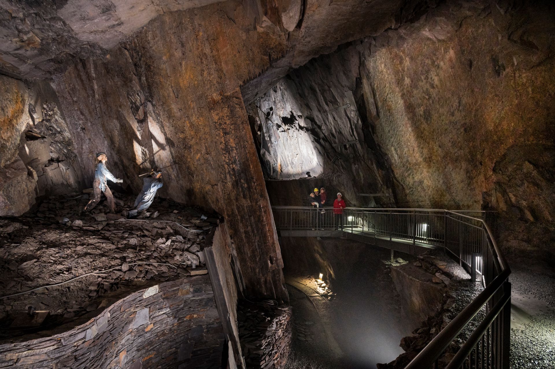 Im Inneren des historischen Bergwerks beobachten die Besucher Ausstellungen, die zeigen, wie die Arbeit für die Bergleute damals aussah.