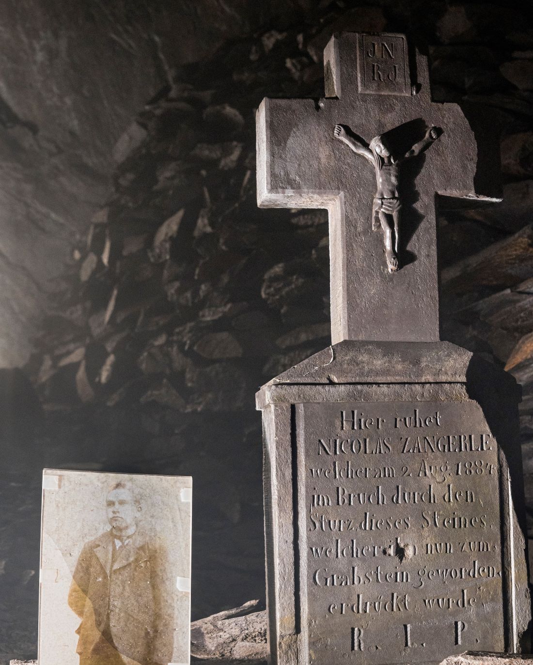Im Inneren der Bergbauhöhle ist ein Grabstein zum Gedenken an einen dort verstorbenen Bergmann errichtet worden.