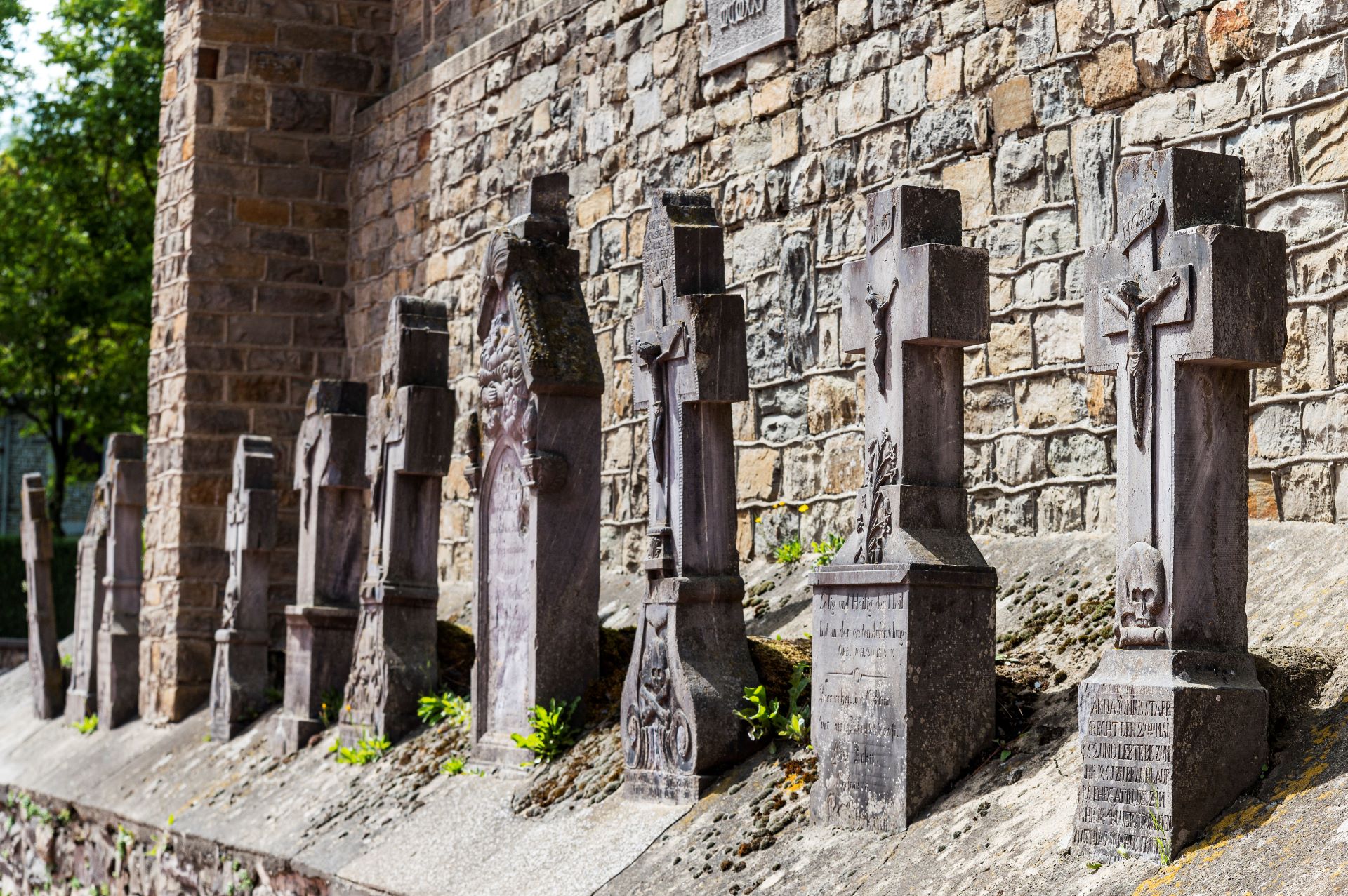Vor dem Schieferstollen-Museum erinnert eine Reihe von Grabsteinen an die verstorbenen Bergleute.