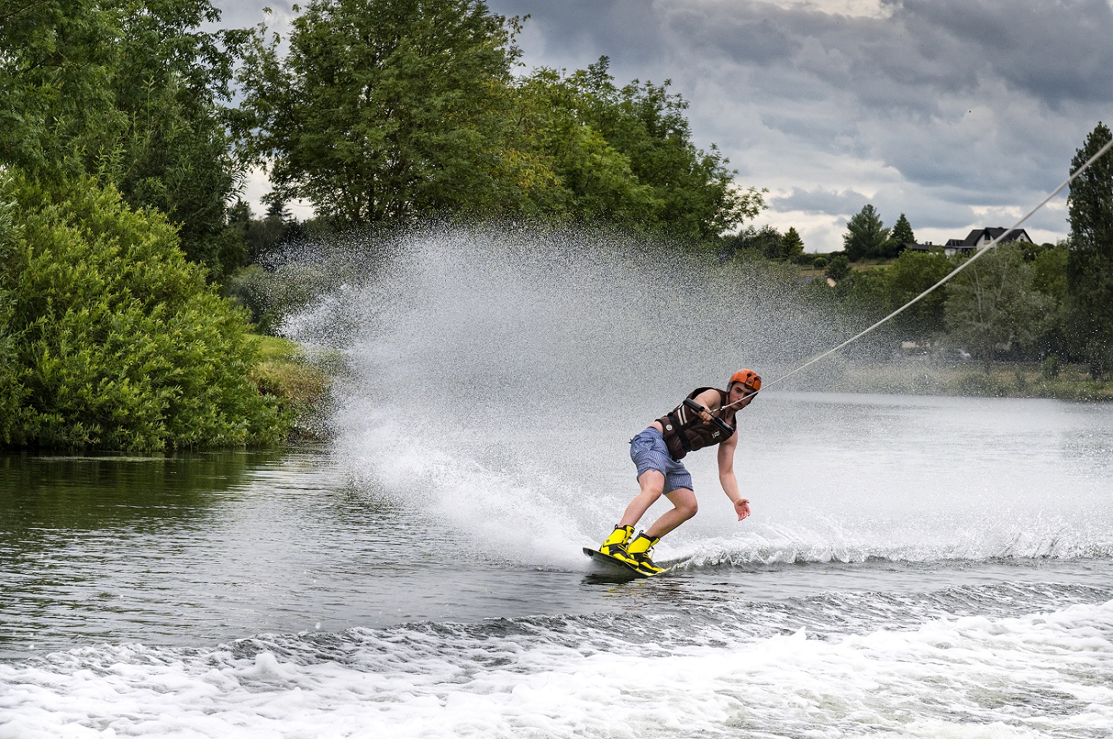 Glenn Birsens, ein Wakeboarder, lässt sich mit rund 35 Kilometer in der Stunde von einem Motorboot über den Fluss ziehen.