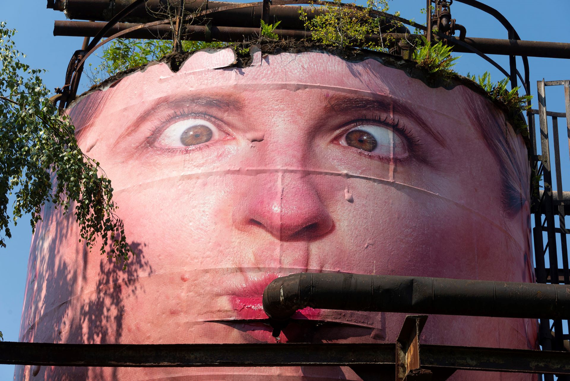Auf dem Gelände der Hütte ist eine riesige urbane Kunstinstallation in Form einer comicartigen Bemalung eines Gesichts zu sehen.