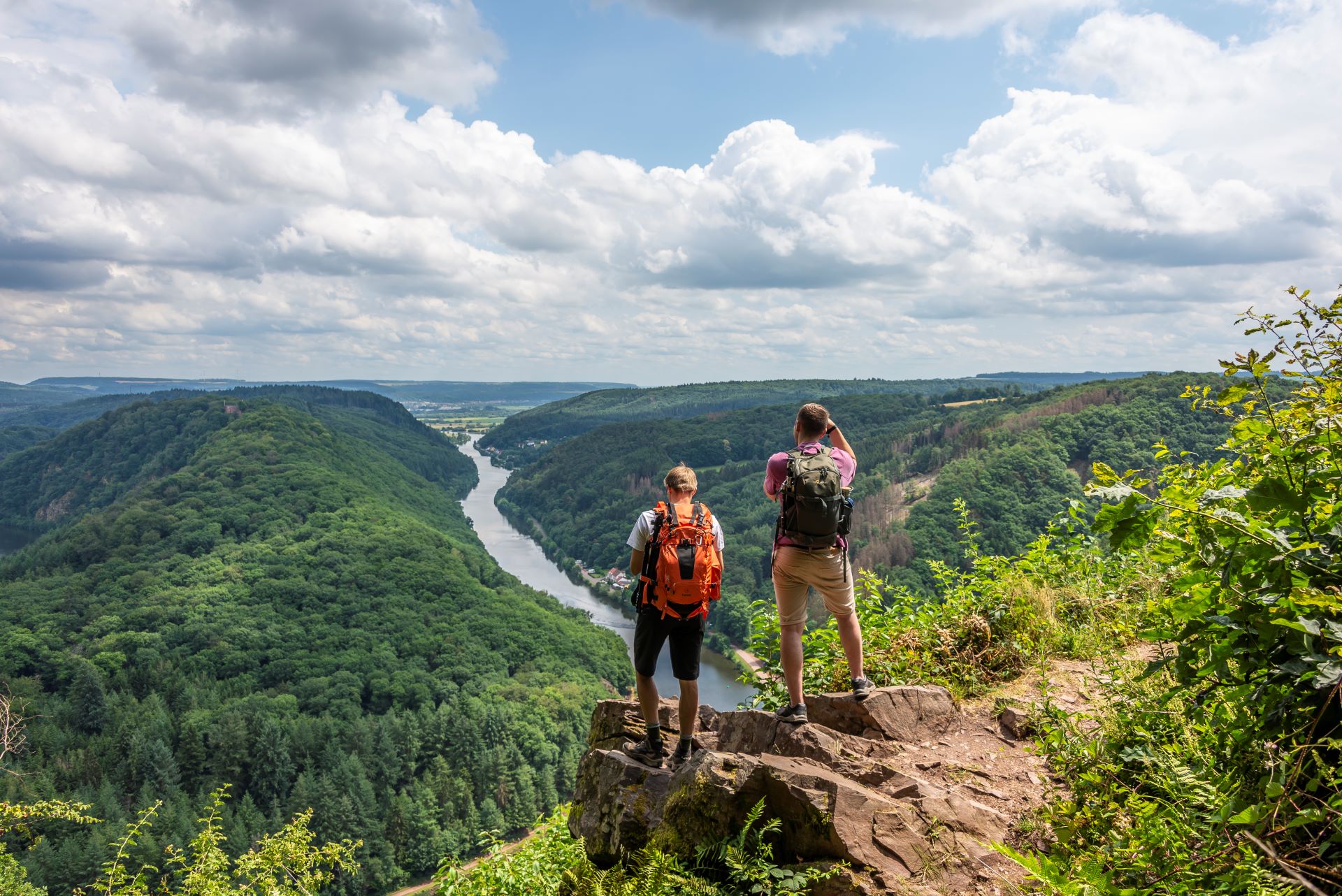 Zwei der Saarroamers fotografieren von einem Aussichtspunkt oberhalb der Saarschleife, wo das Wasser der Saar eine 180-Grad-Wendung macht.