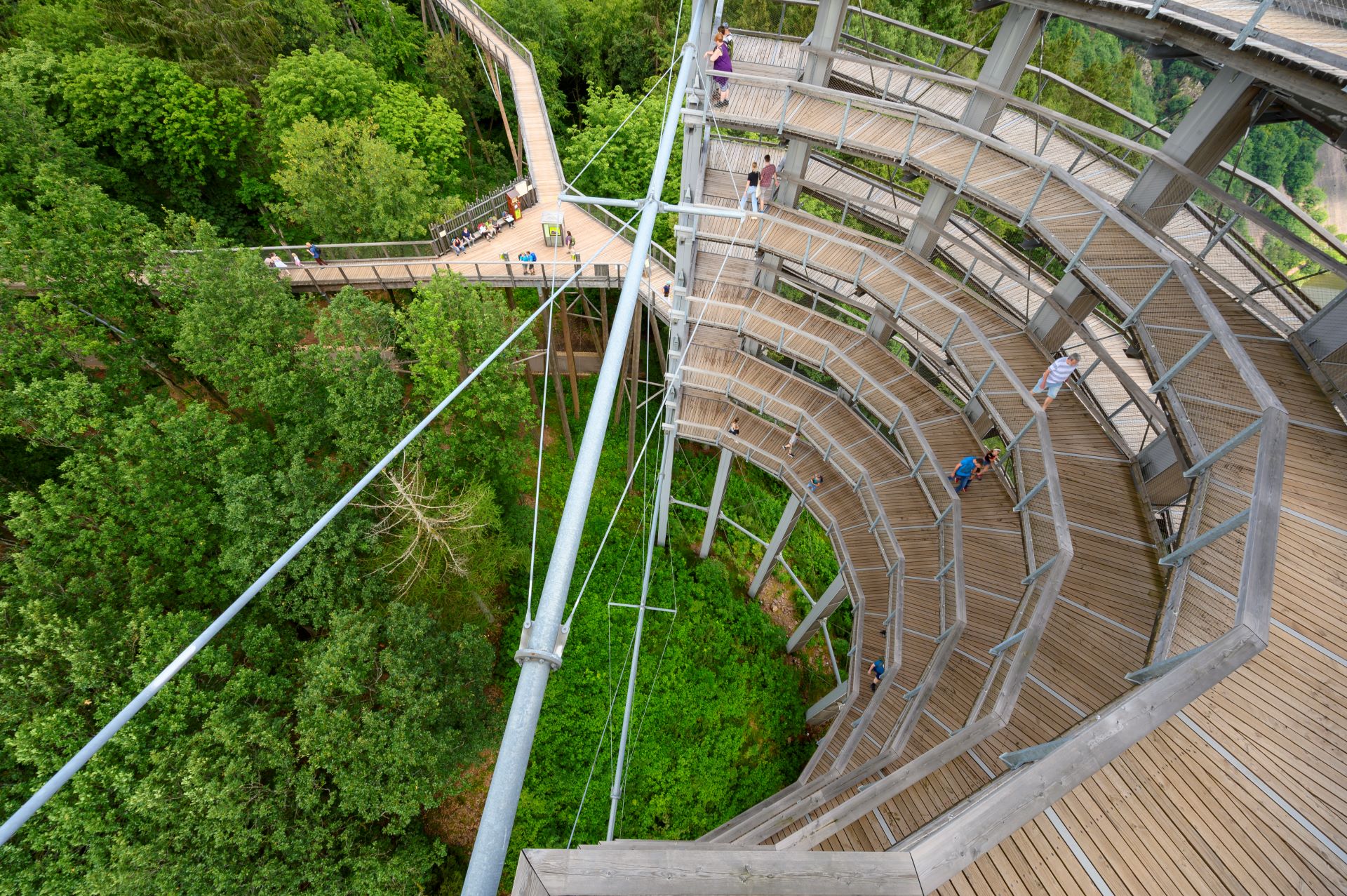 Reihen von gestapelten hölzernen Besucherplattformen sind aus dieser Vogelperspektive oberhalb der Saarschleife zu sehen.