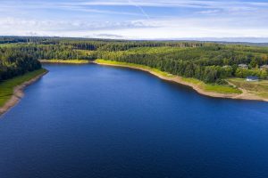 Landschaftsbild der Weserthalsperre in leuchtenden Farben
