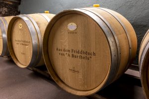 Drei Weinfässer nebeneinander aufgereiht.
