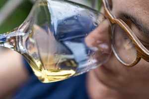 Nahaufnahme von Winzerin Corinne Kox, die gerade einen Wein testet.