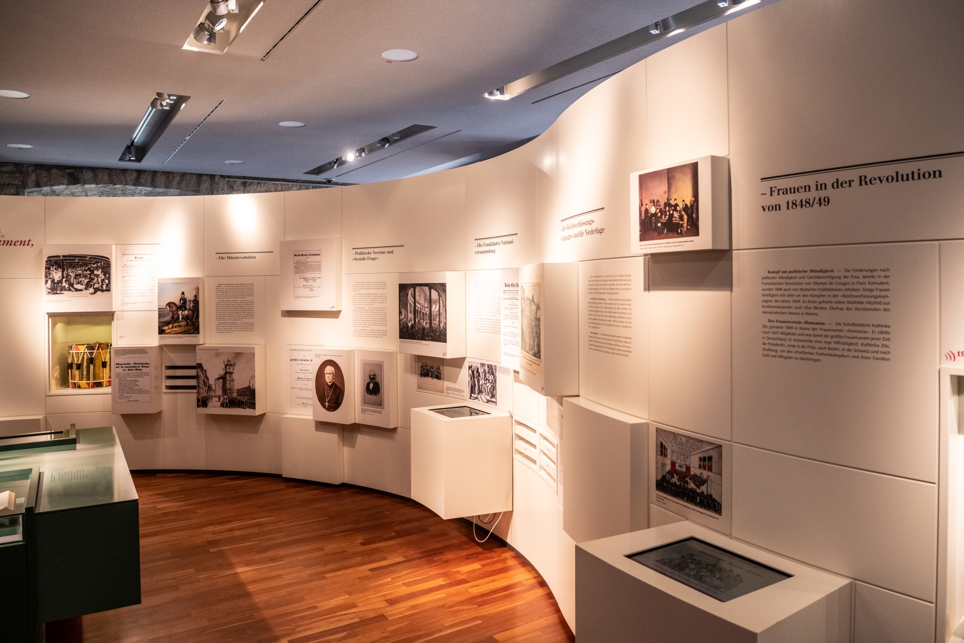 Exponate in der Ausstellung "Hinauf, hinauf zum Schloss" im Hambacher Schloss