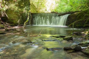 Ein Wasserfall im Baybachtal auf der Traumschleife Baybachklamm