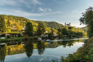 Blick über die Lahn mit dem Kloster Arnstein auf einer Anhöhe im Hintergrund