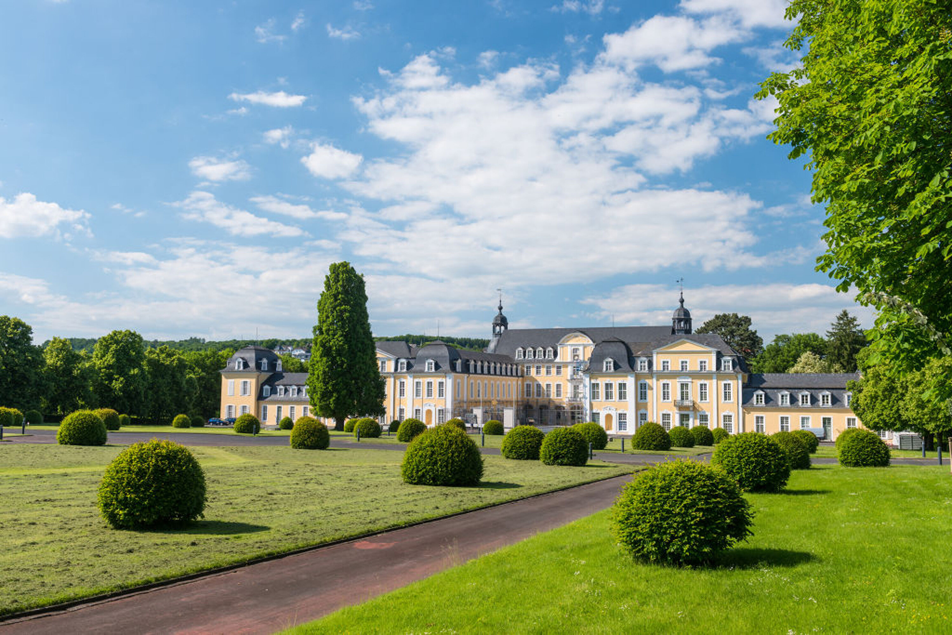 Blick auf das Schloss Oranienstein mit dem Schlossgarten im Vordergrund